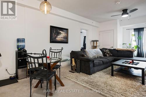 309 - 54 Koda Street, Barrie (Holly), ON - Indoor Photo Showing Living Room