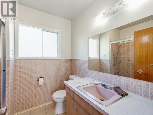 1554 Fourth  Avenue, Trail, BC - Indoor Photo Showing Bathroom