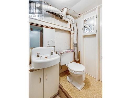 1554 Fourth  Avenue, Trail, BC - Indoor Photo Showing Bathroom