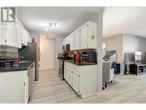 555 Rowcliffe Avenue Unit# 202, Kelowna, BC - Indoor Photo Showing Kitchen