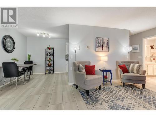 555 Rowcliffe Avenue Unit# 202, Kelowna, BC - Indoor Photo Showing Living Room