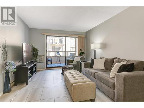 555 Rowcliffe Avenue Unit# 202, Kelowna, BC - Indoor Photo Showing Living Room