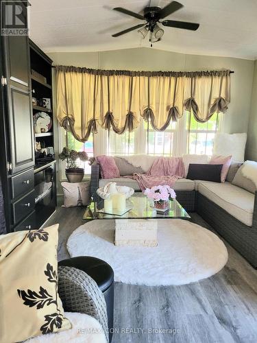 9 - 77307 Bluewater Highway, Bluewater (Bayfield), ON - Indoor Photo Showing Living Room