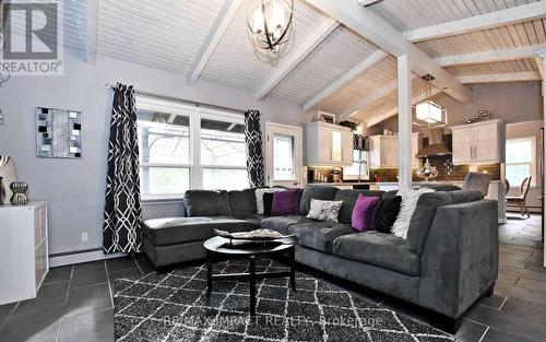 44 Brunswick Street, Oshawa (Donevan), ON - Indoor Photo Showing Living Room