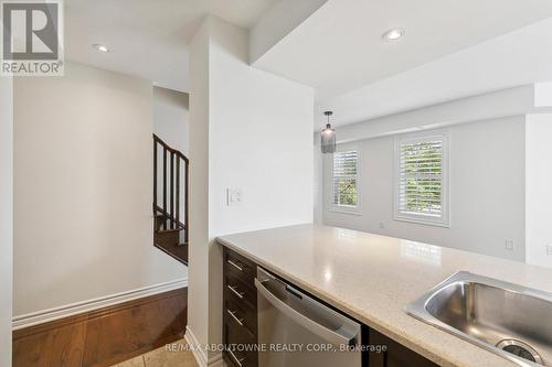 38 - 2614 Dashwood Drive, Oakville (West Oak Trails), ON - Indoor Photo Showing Kitchen