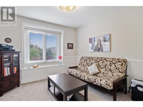 569 Harrogate Lane, Kelowna, BC - Indoor Photo Showing Living Room