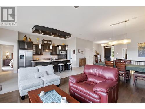 569 Harrogate Lane, Kelowna, BC - Indoor Photo Showing Living Room