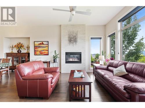 569 Harrogate Lane, Kelowna, BC - Indoor Photo Showing Living Room With Fireplace