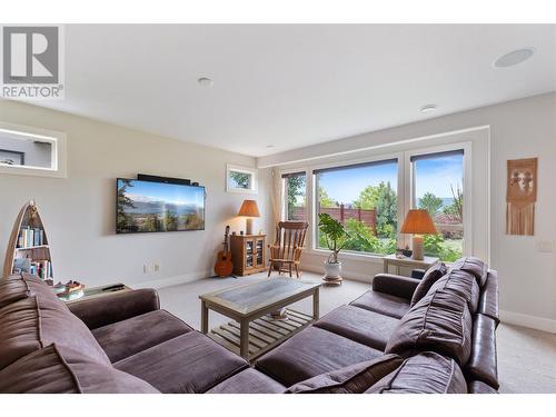 569 Harrogate Lane, Kelowna, BC - Indoor Photo Showing Living Room