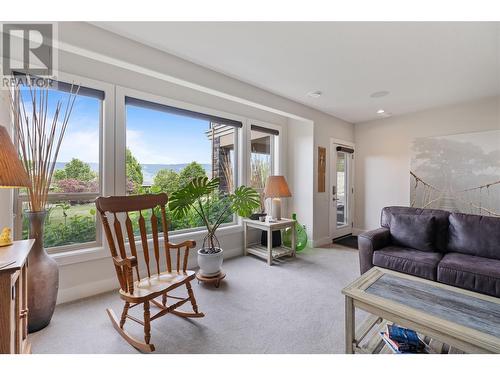 569 Harrogate Lane, Kelowna, BC - Indoor Photo Showing Living Room