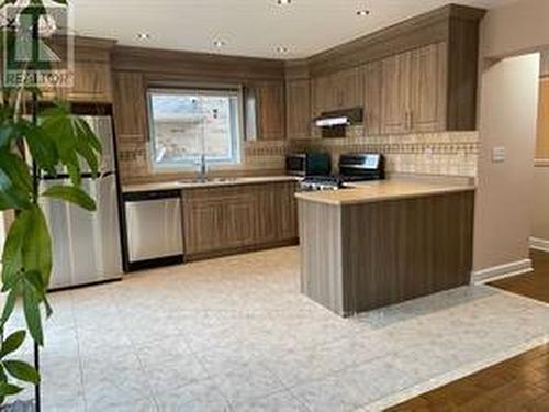 1581 Gowling Terrace, Milton (Clarke), ON - Indoor Photo Showing Kitchen With Double Sink