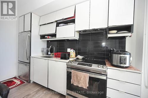 1410 - 4065 Confederation Parkway, Mississauga (City Centre), ON - Indoor Photo Showing Kitchen