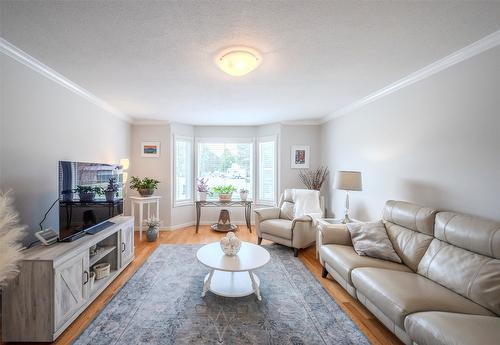 6498 Wolfcub Place, Oliver, BC - Indoor Photo Showing Living Room