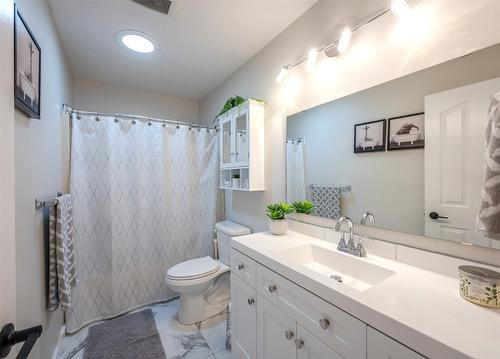 6498 Wolfcub Place, Oliver, BC - Indoor Photo Showing Bathroom