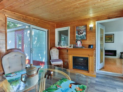 Veranda - 21 9E Rue, Saint-Jean-Sur-Richelieu, QC -  With Fireplace