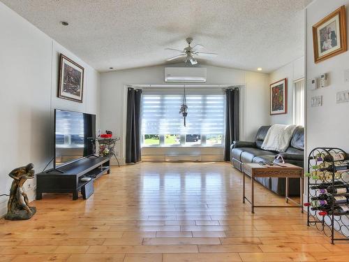 Living room - 21 9E Rue, Saint-Jean-Sur-Richelieu, QC - Indoor Photo Showing Living Room