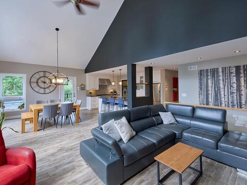 Vue d'ensemble - 2088 Ch. Régimbald, Saint-Donat, QC - Indoor Photo Showing Living Room