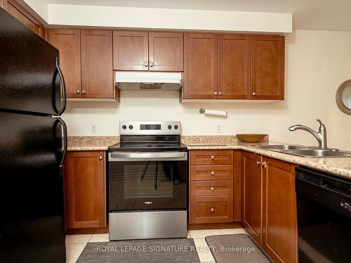 10 Shapland Cres, Ajax, ON - Indoor Photo Showing Kitchen With Double Sink