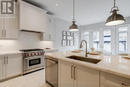 22 Kaleia Avenue, Aurora (Bayview Southeast), ON - Indoor Photo Showing Kitchen With Upgraded Kitchen