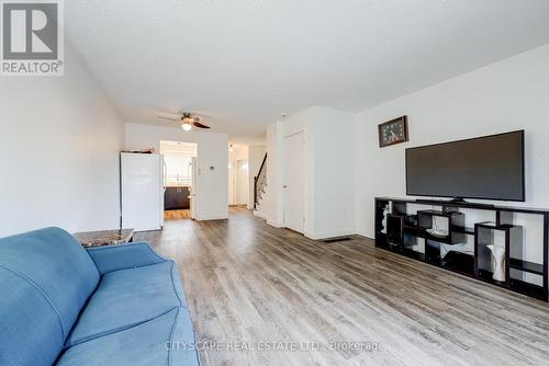 24 - 2779 Gananoque Drive, Mississauga (Meadowvale), ON - Indoor Photo Showing Living Room