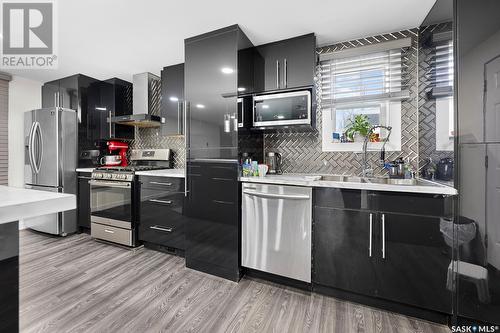 1131 Victoria Avenue, Regina, SK - Indoor Photo Showing Kitchen With Double Sink With Upgraded Kitchen