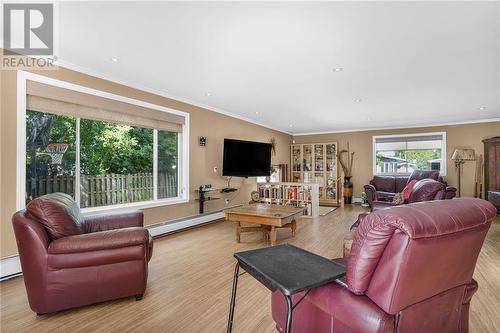 114 St  George West Street, Alexandria, ON - Indoor Photo Showing Living Room