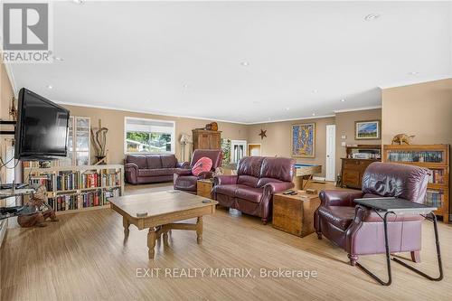 114 St  George West Street, North Glengarry, ON - Indoor Photo Showing Living Room