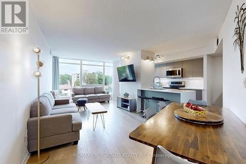 Ph111 - 18 Valley Woods Road, Toronto (Parkwoods-Donalda), ON - Indoor Photo Showing Living Room