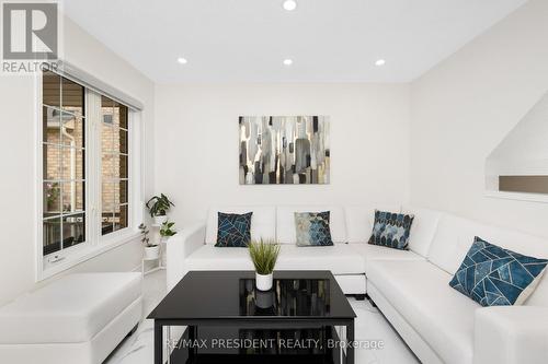 35 Arabia Gate, Brampton (Sandringham-Wellington), ON - Indoor Photo Showing Living Room