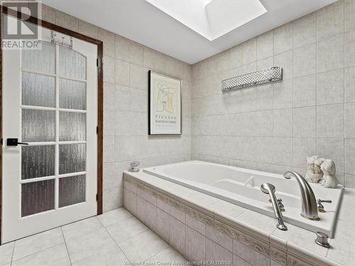 1190 Beals, Windsor, ON - Indoor Photo Showing Bathroom