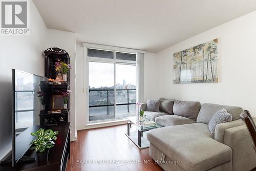 1002 - 220 Forum Drive, Mississauga (Hurontario), ON - Indoor Photo Showing Living Room