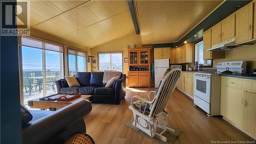 107 Rue De La Mer, Val-Comeau, NB - Indoor Photo Showing Kitchen