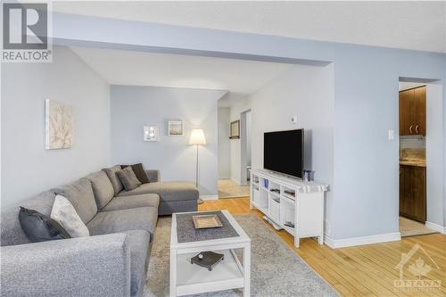 1602 Cheevers Crescent, Ottawa, ON - Indoor Photo Showing Living Room