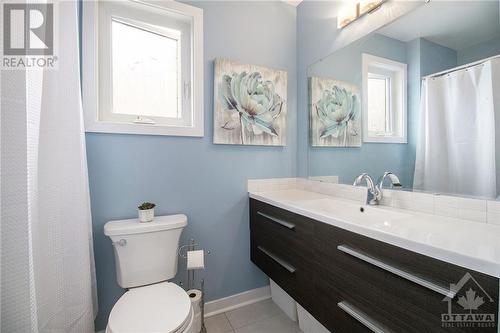 Family bath - 13 Willowview Way, Ottawa, ON - Indoor Photo Showing Bathroom