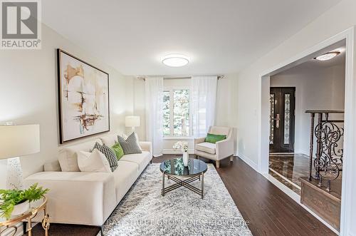 49 Topham Crescent, Richmond Hill, ON - Indoor Photo Showing Living Room