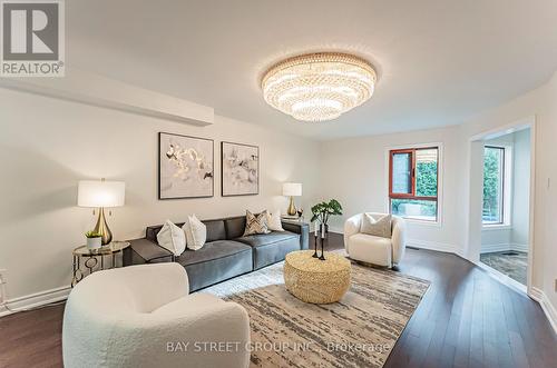 49 Topham Crescent, Richmond Hill, ON - Indoor Photo Showing Living Room