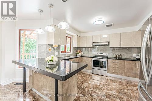 49 Topham Crescent, Richmond Hill, ON - Indoor Photo Showing Kitchen With Upgraded Kitchen