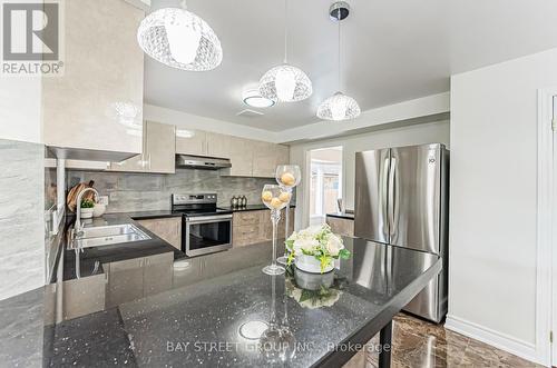 49 Topham Crescent, Richmond Hill, ON - Indoor Photo Showing Kitchen With Upgraded Kitchen