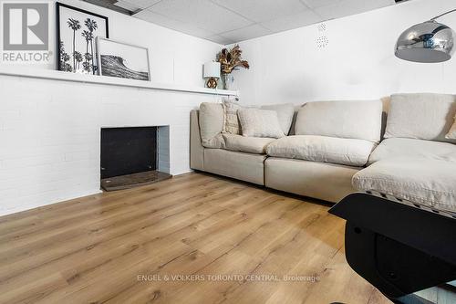 300 2Nd Avenue E, Owen Sound, ON - Indoor Photo Showing Living Room