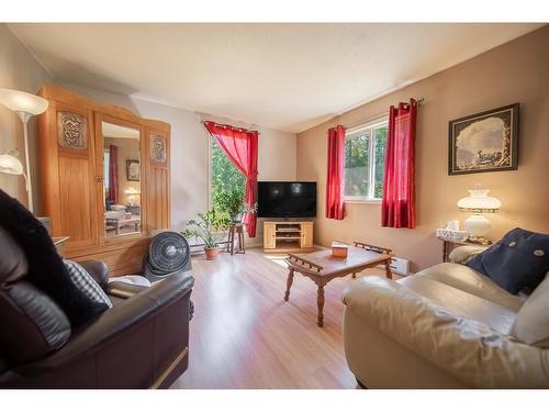 3295 Porto Rico Road, Moyie, BC - Indoor Photo Showing Living Room