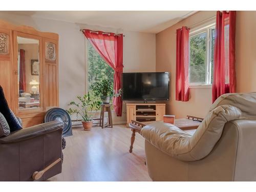 3295 Porto Rico Road, Moyie, BC - Indoor Photo Showing Living Room