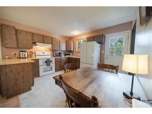 3295 Porto Rico Road, Moyie, BC - Indoor Photo Showing Kitchen