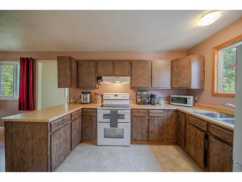 3295 Porto Rico Road, Moyie, BC - Indoor Photo Showing Kitchen