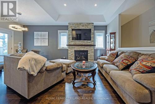 37 - 9 Dausett Drive, Middlesex Centre (Komoka), ON - Indoor Photo Showing Living Room With Fireplace