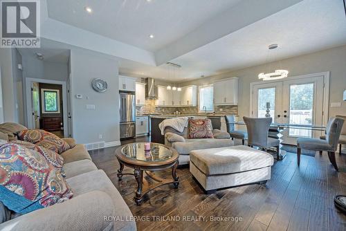 37 - 9 Dausett Drive, Middlesex Centre (Komoka), ON - Indoor Photo Showing Living Room