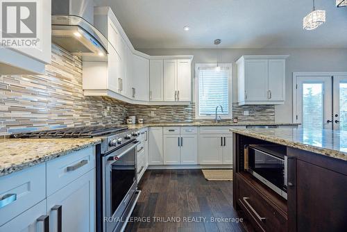 37 - 9 Dausett Drive, Middlesex Centre (Komoka), ON - Indoor Photo Showing Kitchen With Upgraded Kitchen