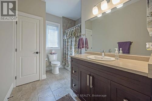 37 - 9 Dausett Drive, Middlesex Centre (Komoka), ON - Indoor Photo Showing Bathroom