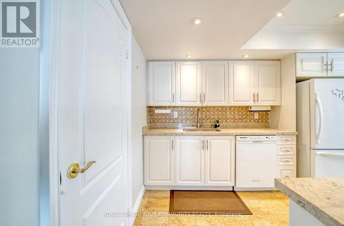 1710 - 7460 Bathurst Street, Vaughan, ON - Indoor Photo Showing Kitchen