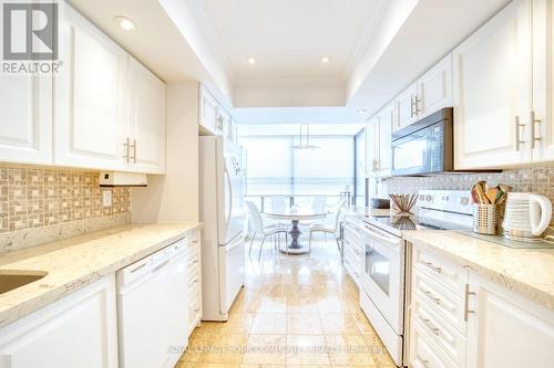 1710 - 7460 Bathurst Street, Vaughan, ON - Indoor Photo Showing Kitchen