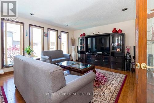 31 Ridley Drive, Hamilton, ON - Indoor Photo Showing Living Room